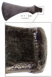 Завороты на молоточковидном обухе топора-чекана