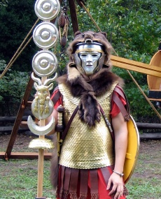 Экспериментальная реконструкция облика римского сигнифера по надгробию Квинта Лукция Фавста