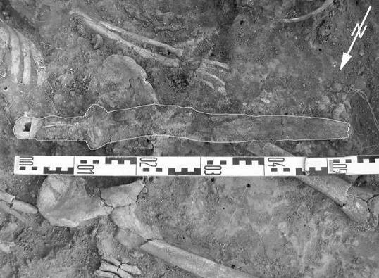 Положение меча на скелете воина из погребения № 32 некрополя Артющенко-2