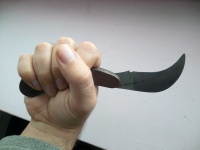 Серповидный ножик