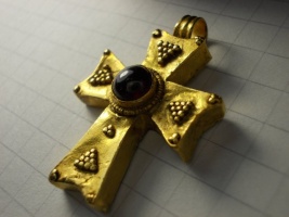 Византийский золотой крест с гранатом и зернью, VI - начало VII ст.