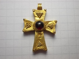 Византийский золотой крест с гранатом и зернью, VI - начало VII ст.