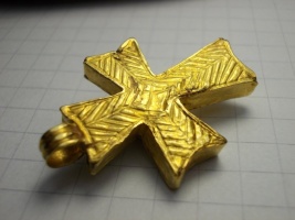 Византийский золотой крест с гранатом и зернью, VI - начало VII ст.